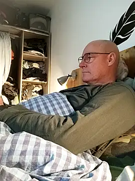 Snapshot of bogland33 chatting on April 5, 6:49 pm bogland33 online show from April 5, 6:49 pm