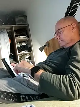 Snapshot of bogland33 chatting on April 6, 7:26 pm bogland33 online show from April 6, 7:26 pm