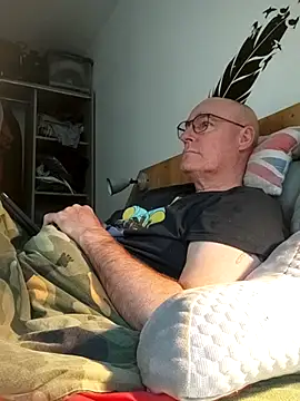 Snapshot of bogland33 chatting on May 5, 7:00 pm bogland33 online show from May 5, 7:00 pm