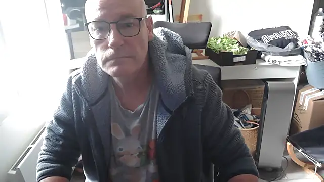 Snapshot of bogland33 chatting on May 9, 2:33 pm bogland33 online show from May 9, 2:33 pm