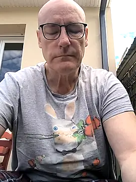 Snapshot of bogland33 chatting on May 10, 8:41 am bogland33 online show from May 10, 8:41 am