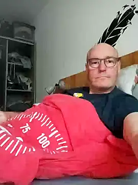 Snapshot of bogland33 chatting on June 4, 7:31 pm bogland33 online show from June 4, 7:31 pm