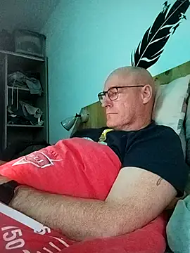 Snapshot of bogland33 chatting on June 9, 7:47 pm bogland33 online show from June 9, 7:47 pm