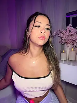 tuckersabrina online show from April 15, 12:56 pm