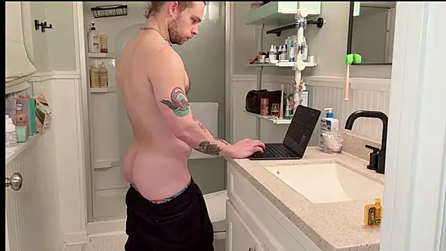 Snapshot of DaddydayDrinkzz chatting on February 2, 6:37 am DaddydayDrinkzz online show from February 2, 6:37 am