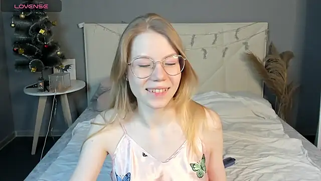 Esme Runn online show from December 16, 10:29 am