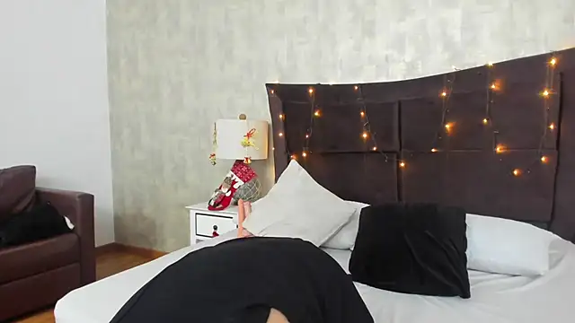 Snapshot of RoxieJackson chatting on December 15, 11:45 am RoxieJackson online show from December 15, 11:45 am