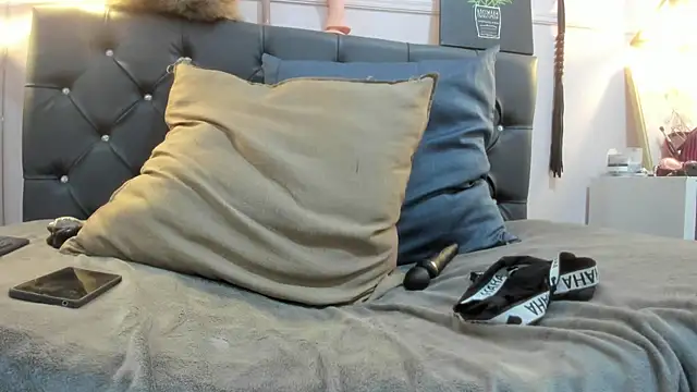 Snapshot of Slut_Milf_ chatting on February 22, 10:52 pm Slut Milf  online show from February 22, 10:52 pm