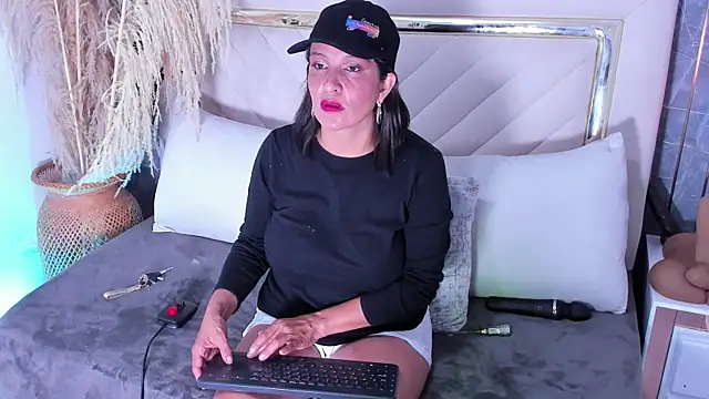 Snapshot of Slut_Milf_ chatting on September 22, 7:38 pm Slut Milf  online show from September 22, 7:38 pm