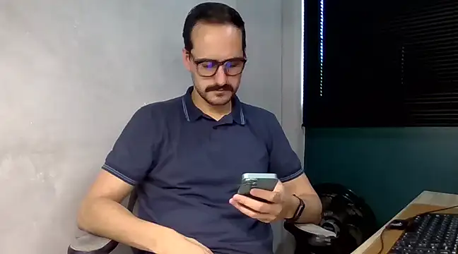 Snapshot of Superdad chatting on December 9, 1:55 pm Superdad online show from December 9, 1:55 pm