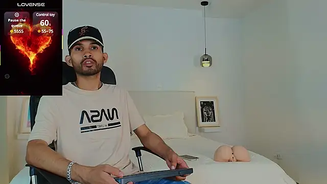 Snapshot of _miguel0 chatting on February 25, 1:20 am miguel0 online show from February 25, 1:20 am