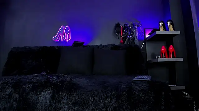 DelaneyStone online show from November 4, 12:21 am