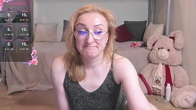 Snapshot of MadissonKiss chatting on June 8, 1:28 am MadissonKiss online show from June 8, 1:28 am