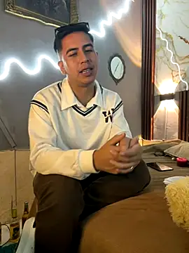 Snapshot of roguer_darkk chatting on October 3, 8:00 am roguer darkk online show from October 3, 8:00 am