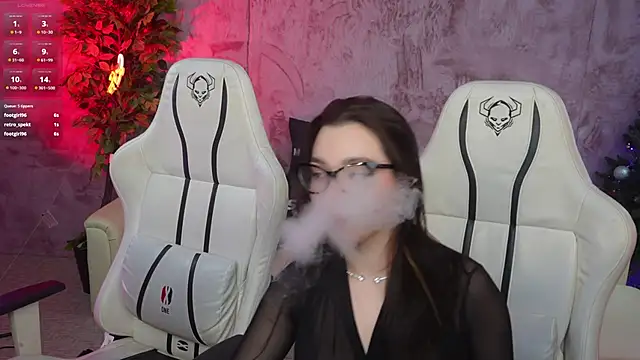 Magnetic Mia  online show from December 14, 3:25 pm