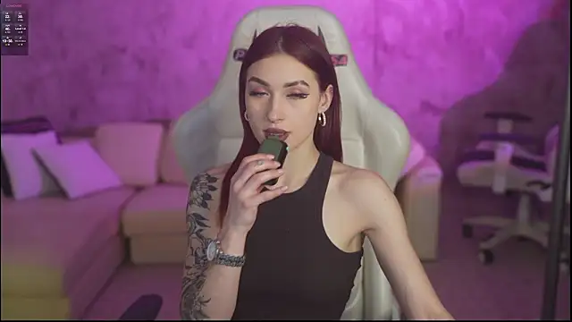 Snapshot of Magnetic_Mia_ chatting on February 26, 11:48 pm Magnetic Mia online show from February 26, 11:48 pm