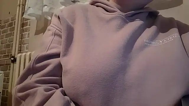 AalinnaK online show from February 24, 3:42 pm