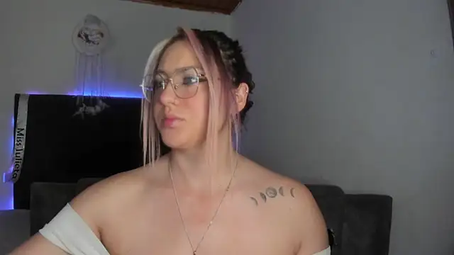 miss julietaa online show from September 24, 12:30 pm