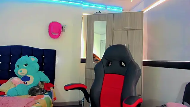 Hellen moons   online show from October 2, 7:10 pm