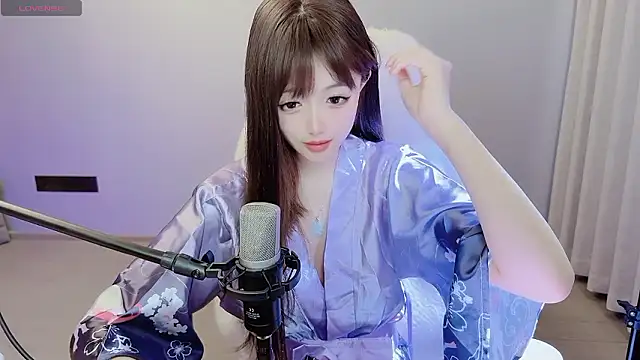 Snapshot of eveminii chatting on December 3, 5:53 am eveminii online show from December 3, 5:53 am