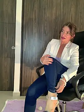 Liloo8923 online show from April 25, 2:03 am