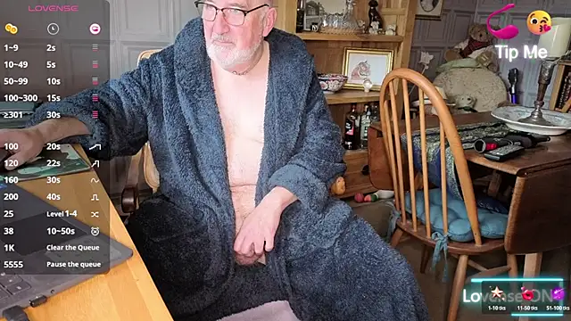 Adamdaddybear online show from October 19, 8:37 am