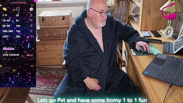 Snapshot of Adamdaddybear chatting on April 28, 7:35 am Adamdaddybear online show from April 28, 7:35 am