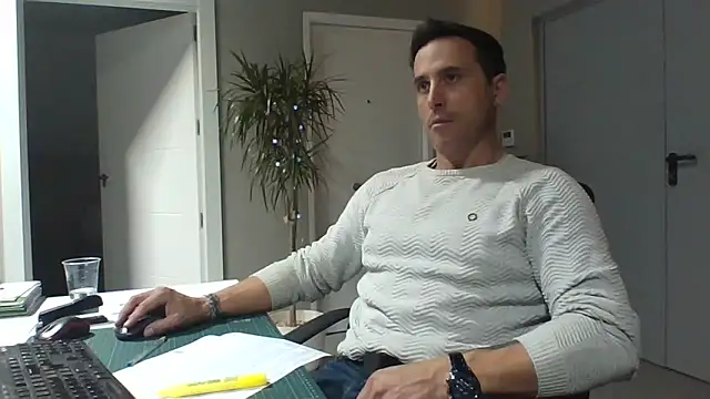 Snapshot of Lucas___81 chatting on December 17, 7:20 pm Lucas 81 online show from December 17, 7:20 pm