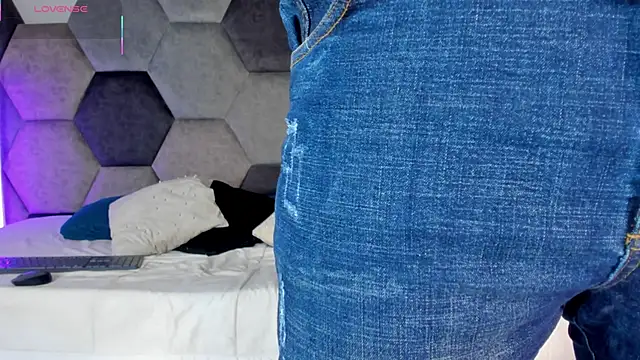 Latrellx7 online show from April 16, 3:40 am