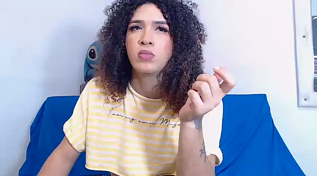 Snapshot of latingirl_curly_hot chatting on December 6, 6:04 am latingirl curly hot online show from December 6, 6:04 am