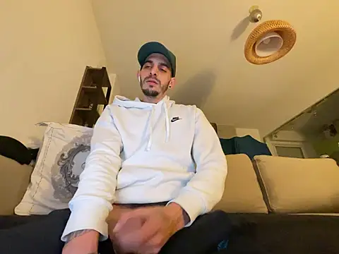 Rebeu313 online show from February 14, 11:31 pm