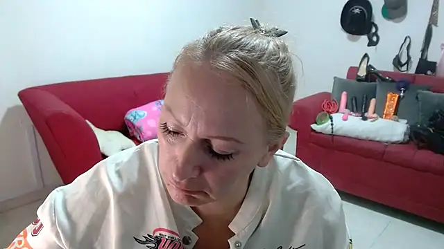 Snapshot of emperabigbootybigass chatting on February 18, 12:23 pm emperabigbootybigass online show from February 18, 12:23 pm