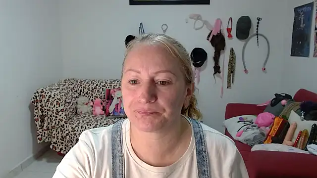 Snapshot of emperabigbootybigass chatting on March 20, 12:21 pm emperabigbootybigass online show from March 20, 12:21 pm
