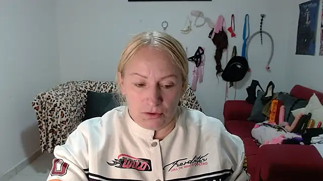 Snapshot of emperabigbootybigass chatting on March 31, 12:27 pm emperabigbootybigass online show from March 31, 12:27 pm