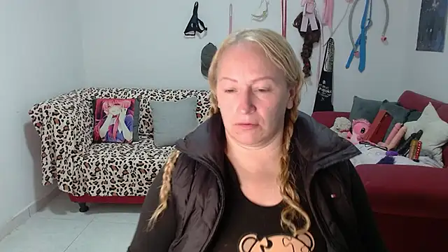 Snapshot of emperabigbootybigass chatting on April 9, 12:10 pm emperabigbootybigass online show from April 9, 12:10 pm