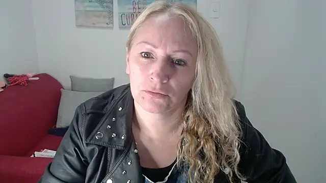 Snapshot of emperabigbootybigass chatting on April 20, 1:03 pm emperabigbootybigass online show from April 20, 1:03 pm