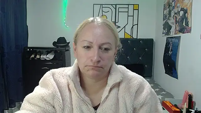 Snapshot of emperabigbootybigass chatting on April 21, 12:22 pm emperabigbootybigass online show from April 21, 12:22 pm