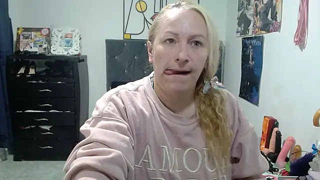 Snapshot of emperabigbootybigass chatting on April 27, 12:14 pm emperabigbootybigass online show from April 27, 12:14 pm