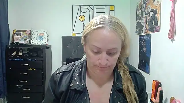 Snapshot of emperabigbootybigass chatting on April 28, 12:21 pm emperabigbootybigass online show from April 28, 12:21 pm