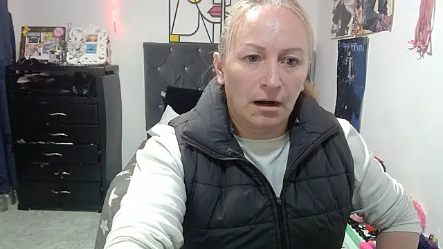 Snapshot of emperabigbootybigass chatting on May 4, 12:23 pm emperabigbootybigass online show from May 4, 12:23 pm