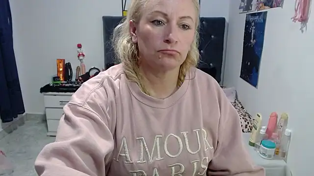 Snapshot of emperabigbootybigass chatting on May 16, 12:40 am emperabigbootybigass online show from May 16, 12:40 am