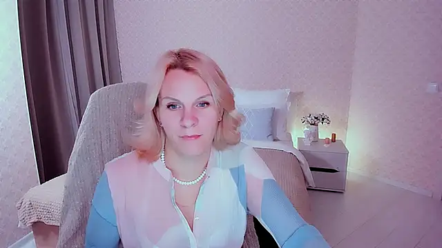 Louisa Bay online show from December 14, 10:45 am