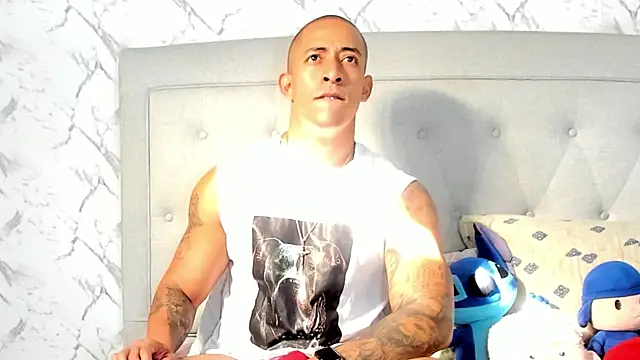 luigiferrara online show from March 2, 9:01 pm