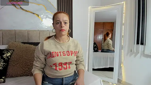 Snapshot of cristalwalker__ chatting on June 19, 10:41 am cristalwalker online show from June 19, 10:41 am
