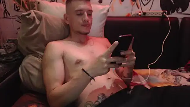 roystonee01 online show from March 28, 1:16 am