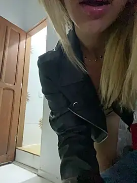 Snapshot of Carolinen chatting on January 22, 10:59 pm Carolinen online show from January 22, 10:59 pm