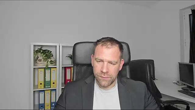 Snapshot of John-E-Dough chatting on December 27, 5:52 am John-E-Dough online show from December 27, 5:52 am