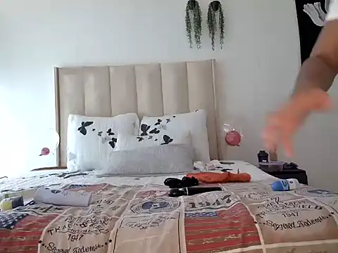 Pearl 00 online show from March 7, 12:01 pm