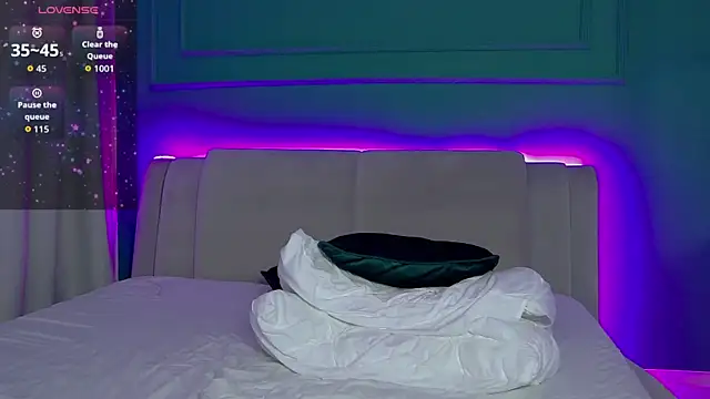 Snapshot of AllisonSky chatting on April 14, 3:23 am AllisonSky online show from April 14, 3:23 am