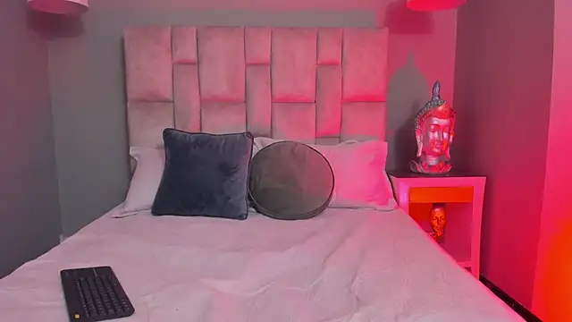 Lucy Williiams online show from February 20, 7:36 pm